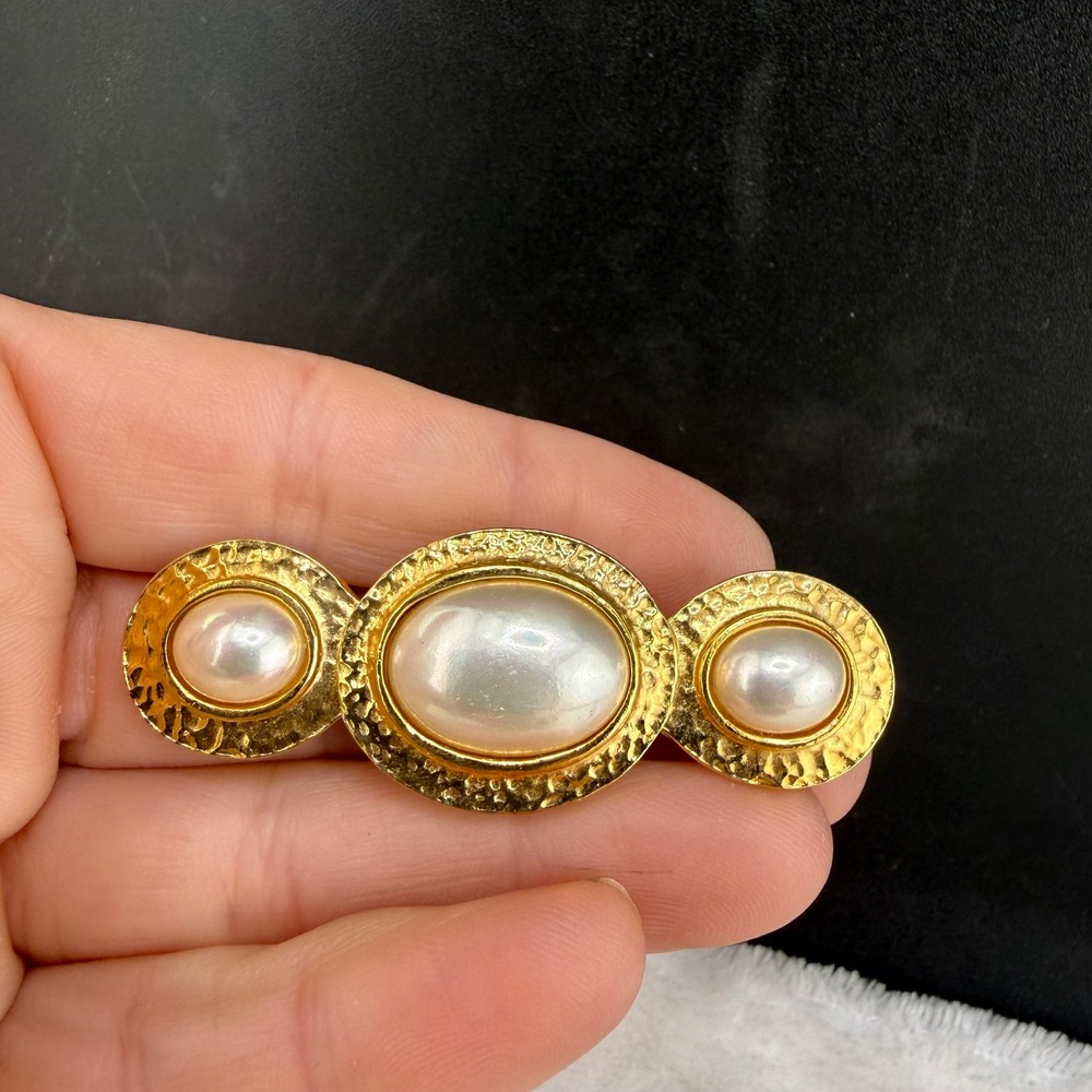 Vintage Sphinx Brooch Gold‎ Tone Faux Pearl Hammered Textured Women